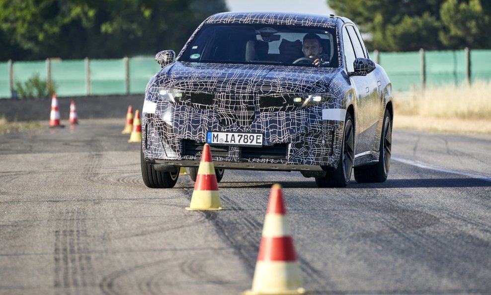 BMW iX3 50 xDrive, prvi model Neue Klasse (model prolazi zadnja testiranja u kamuflažnim bojama)
