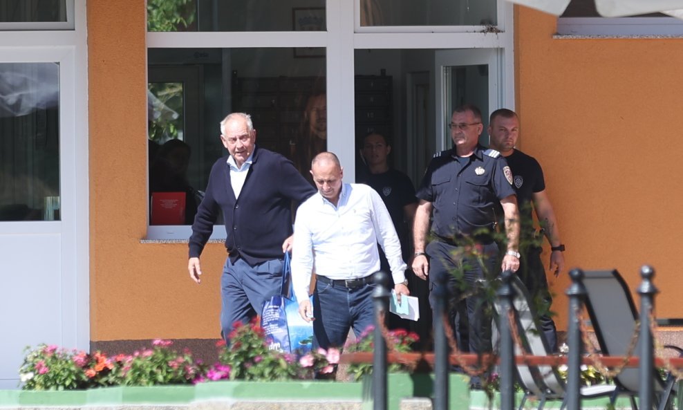 Ivo Sanader izašao iz kaznionce u Lipovica-Popovača