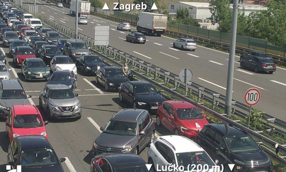 Kolona pred naplatnom postajom Lučko.