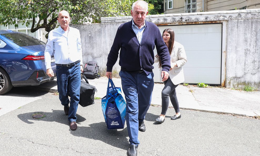 Dolazak Ive Sanadera u obiteljsku kuću nakon izlaska iz zatvora