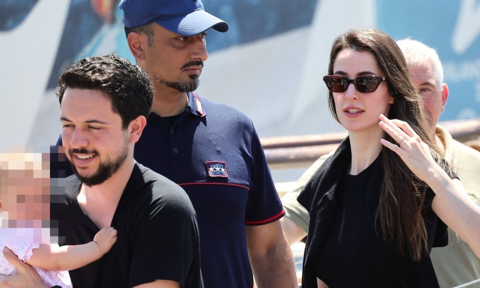 Princ Hussein i princeza Rajwa s kćerkicom