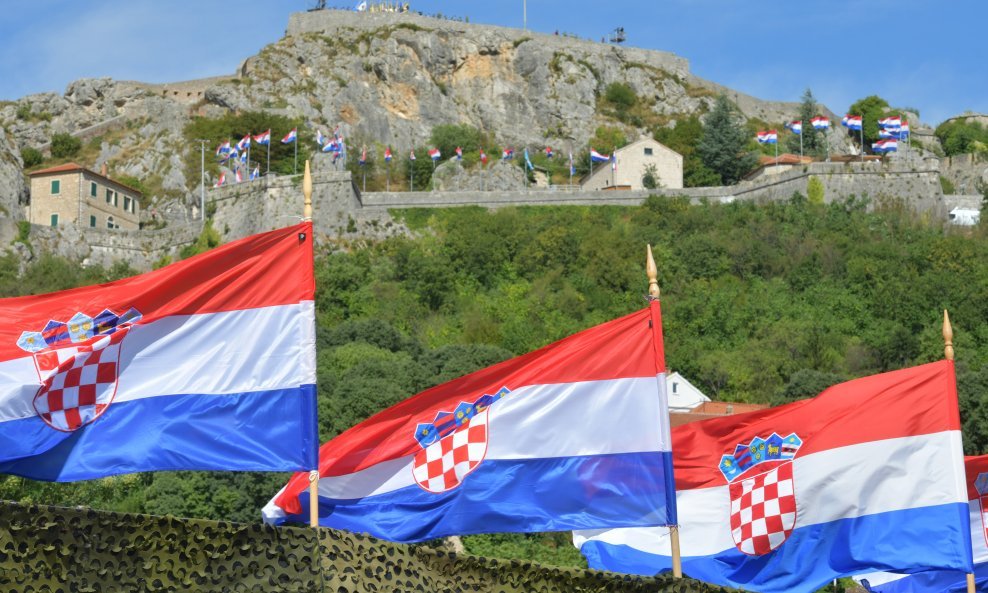 Kninska tvrđava ukrašena hrvatskim zastavama