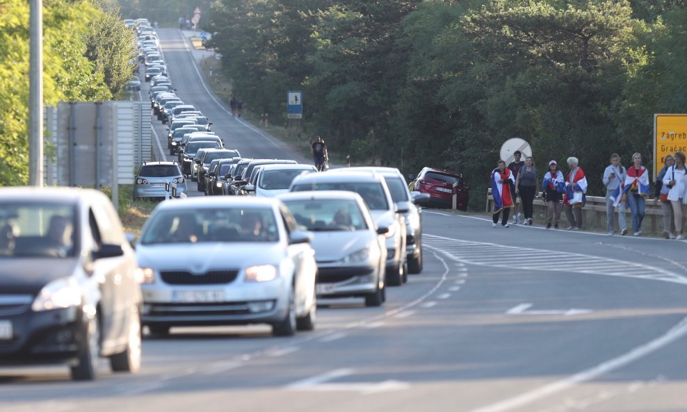 Kolone automobila iz Sinja