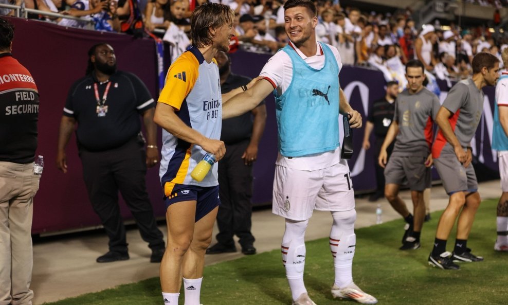 Luka Jović u razgovoru s Lukom Modrićem