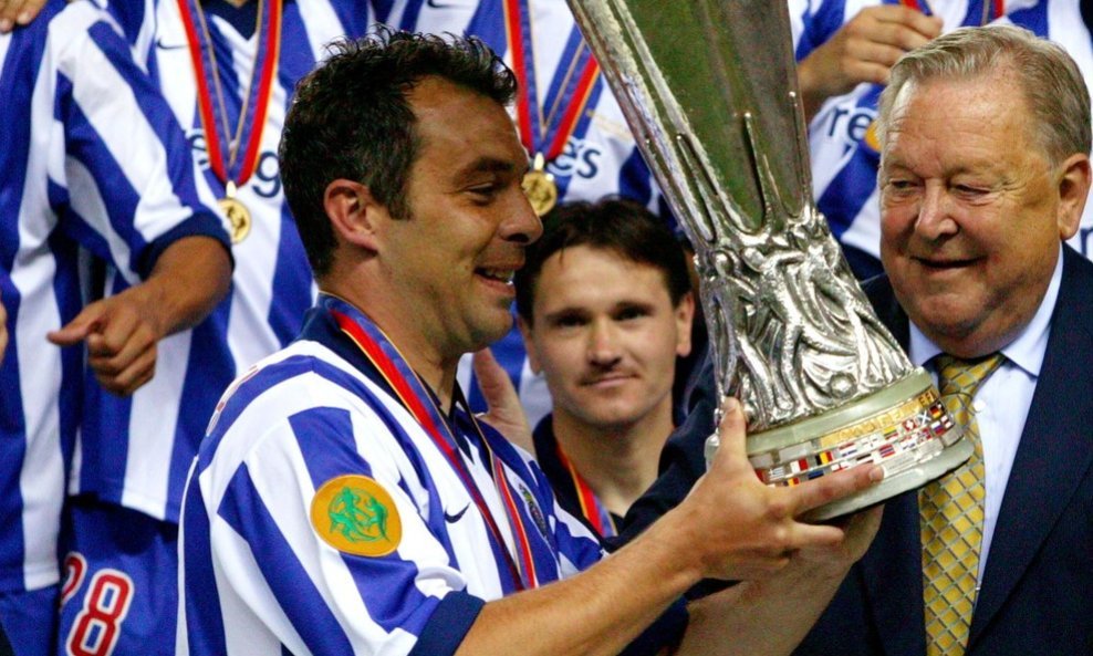 Jorge Costa s pokalom Kupa UEFA-e