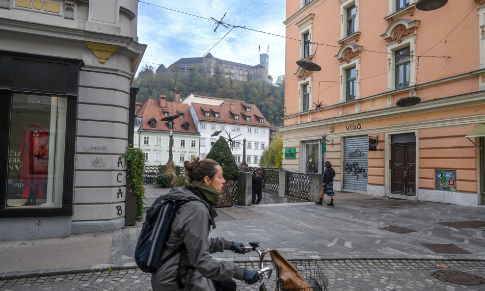 Detalj s ulica Ljubljane - novi zakon nudi 'labavi most' prema mirovini