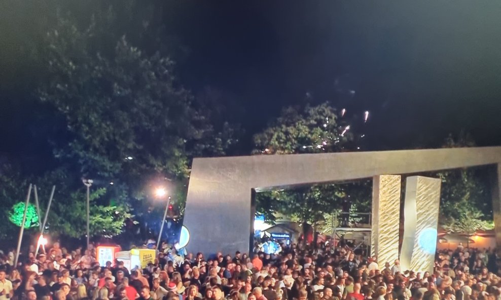 Publika se razilazi nakon završetka koncerta