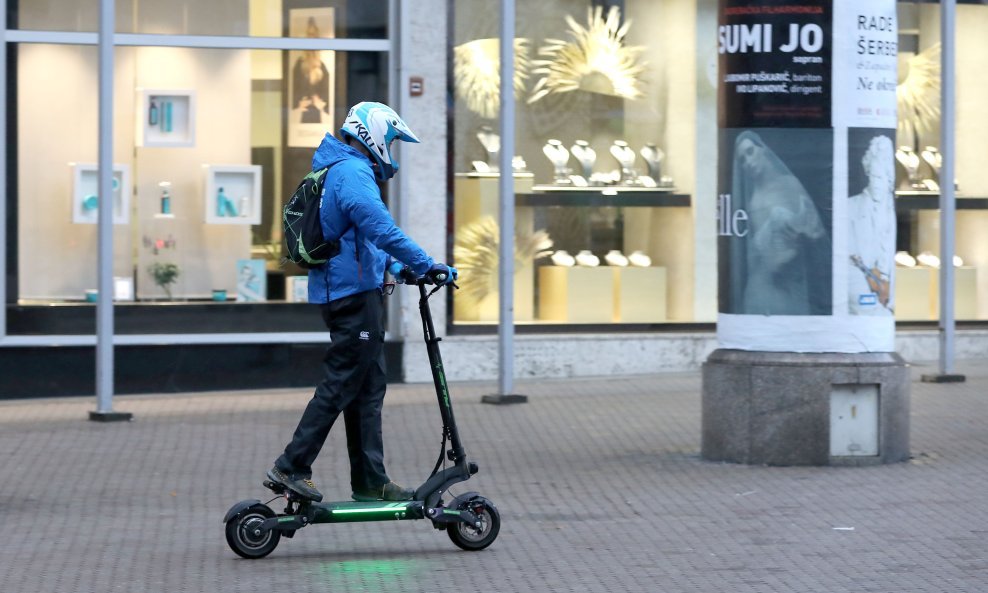 Ilustracija / Vozač električnog romobila