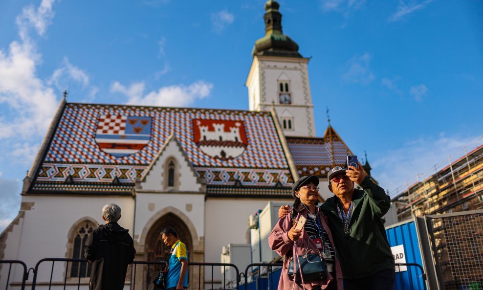Ilustracija / Turisti u Zagrebu na trgu sv. Marka