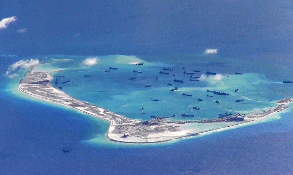 Kineski brodovi oko koraljnog grebena Subi u sastavu otočja Spratly
