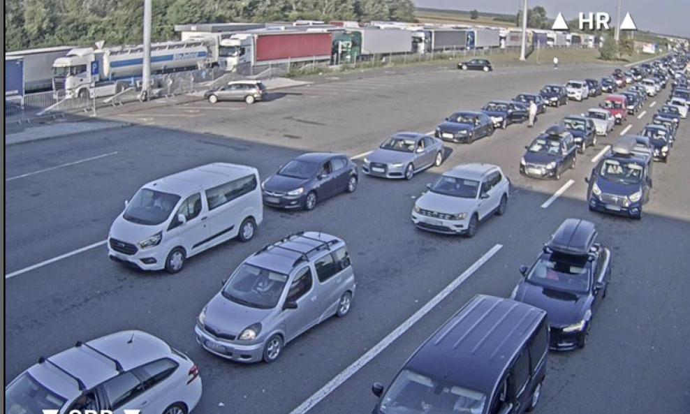 Kolona je duga oko jedan kilometar.
