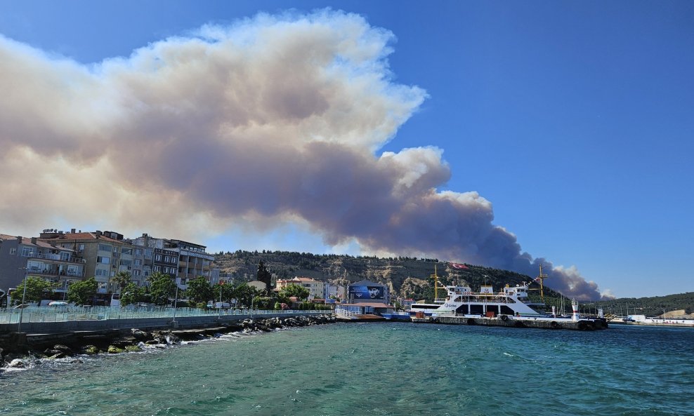 Požar zatvorio prolaz Dardaneli