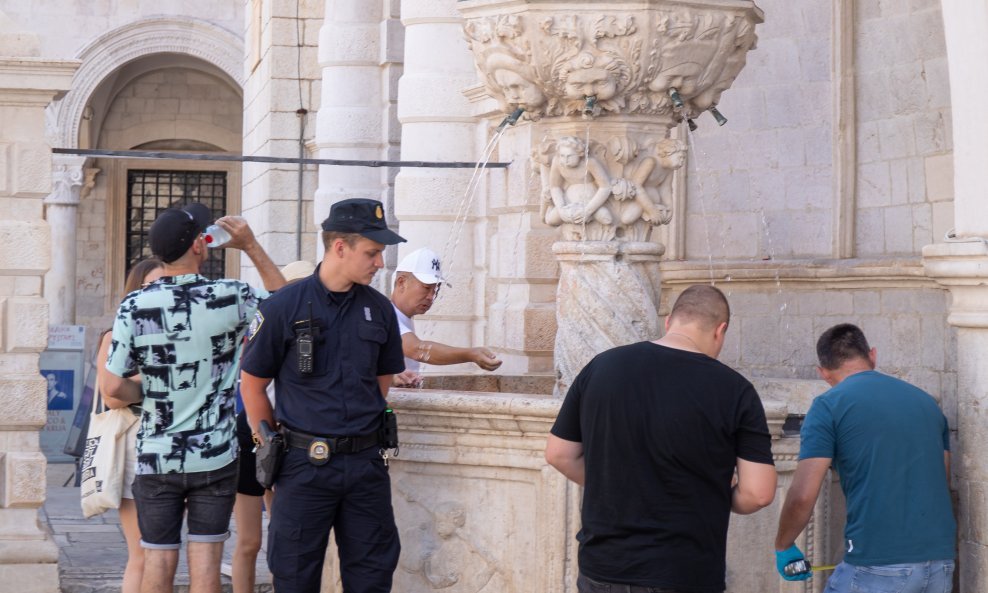 Oštećena Mala Onofrijeva fontana