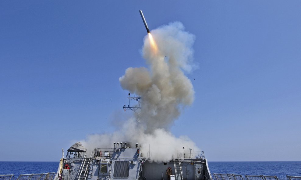 Tomahawk projektil raketa američki ratni brod