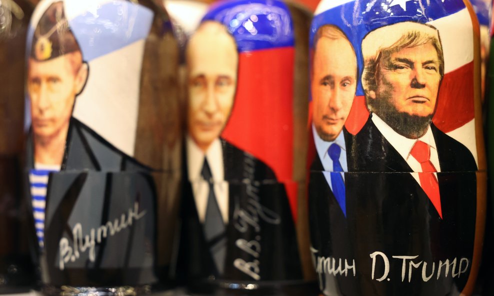 Tradicionalne 'babuške' s likovima Vladimira Putina i Donalda Trumpa prodaju se na ulicama Moskve (ilustracija)
