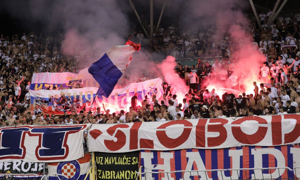 Torcida pali srpske zastave