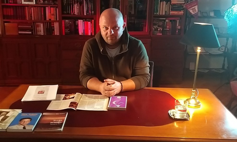 Toni Volarić za radnim stolom Vice Vukova
