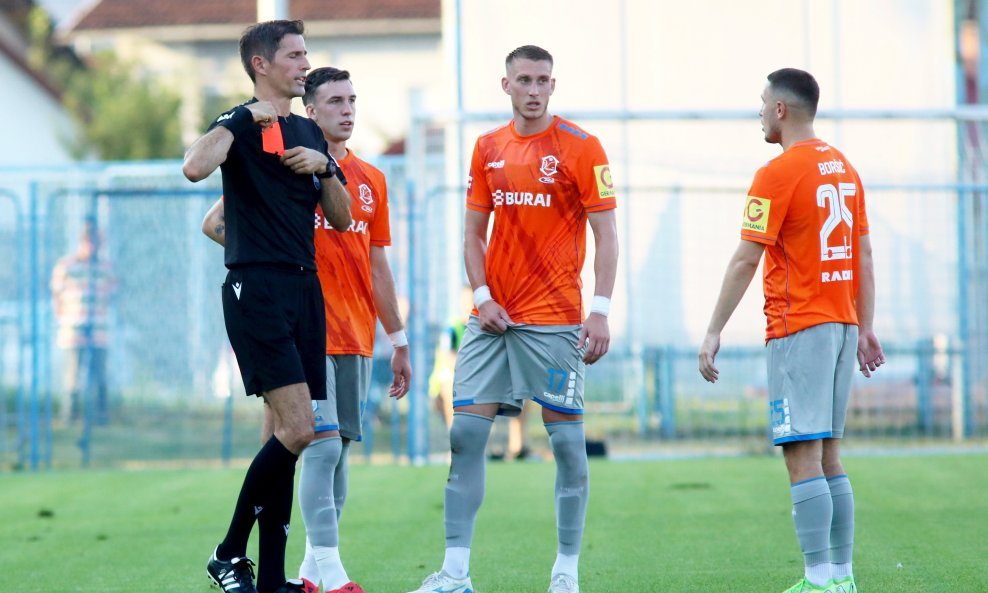 Duje Strukan daje crveni karton Antoniju Boršiću