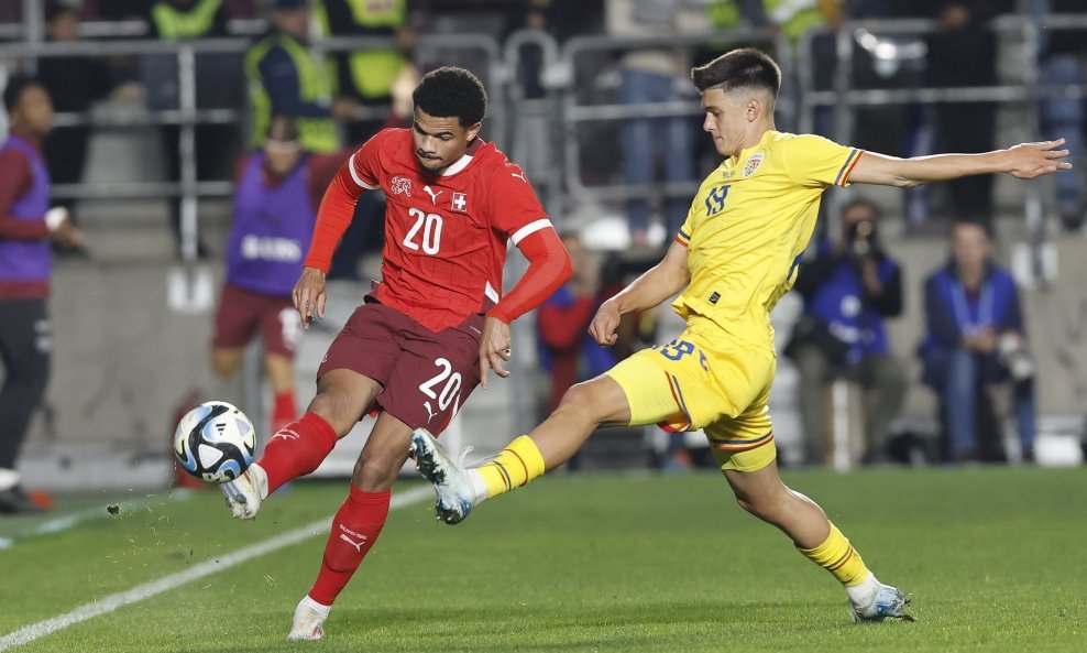 Zachary Athekame (lijevo)