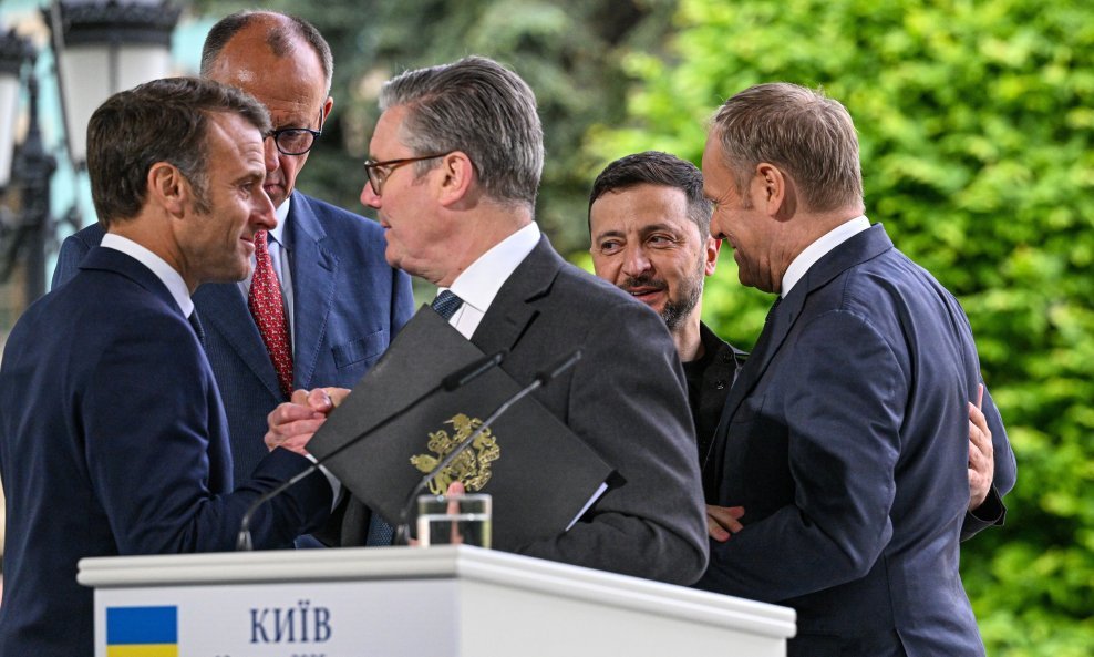 Emmanuel Macron, Keir Starmer i drugi saveznici s ukrajinskim predsjednikom Volodimirom Zelenskim