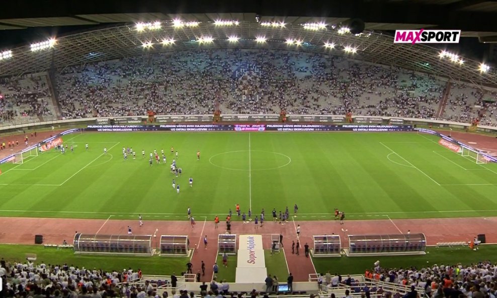 Torcida gađa bakljama Livaju