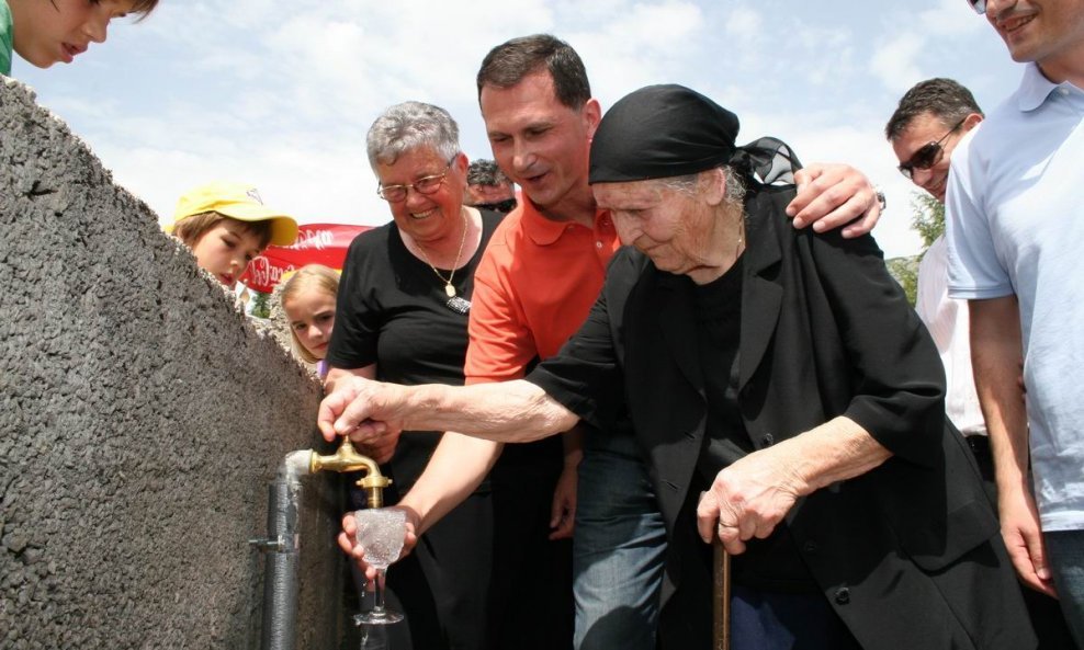 Dragan Primorac i Zorka Tolj puštaju vodu u selu Kašče