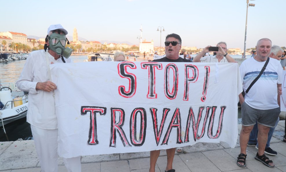 Prosvjed zbog broda s azbestom u splitskom škveru.