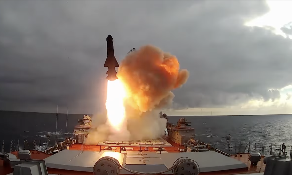 Ispaljivanje raketa s krstarice Petar Veliki