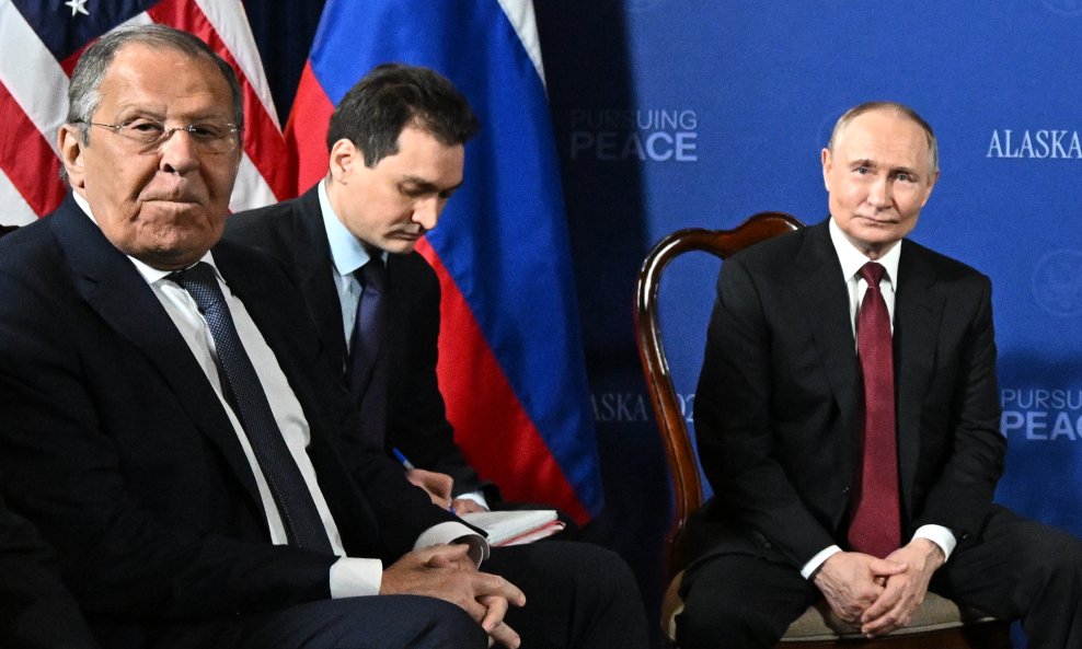 Sergej Lavrov (lijevo) i Vladimir Putin (desno)