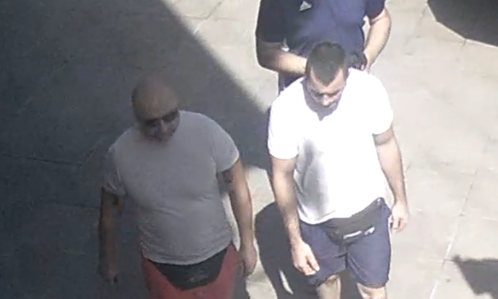 Policija traži muškarce s fotografije.