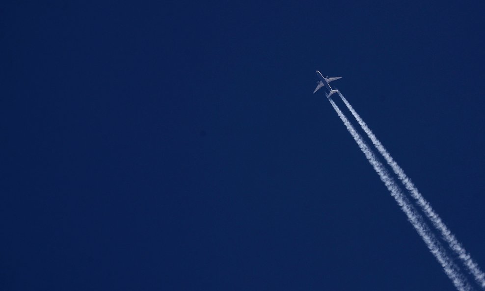 Avion na nebu, ilustrativna fotografija