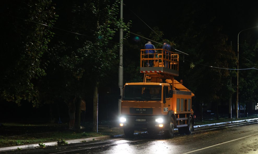 Tramvaji u Osijeku stali u četvrtak navačer zbog snažnog olujnog nevremena koje je pogodilo grad i okolicu
