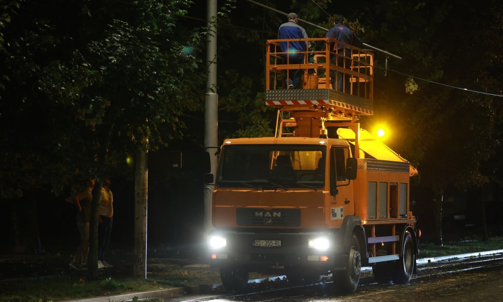 Olujno nevrijeme zaustavilo tramvajski promet u Osijeku