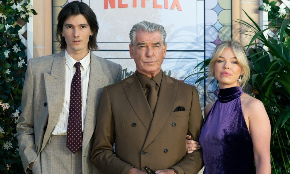 Pierce Brosnan sa sinom Dylanom i unukom Isabellom Smith