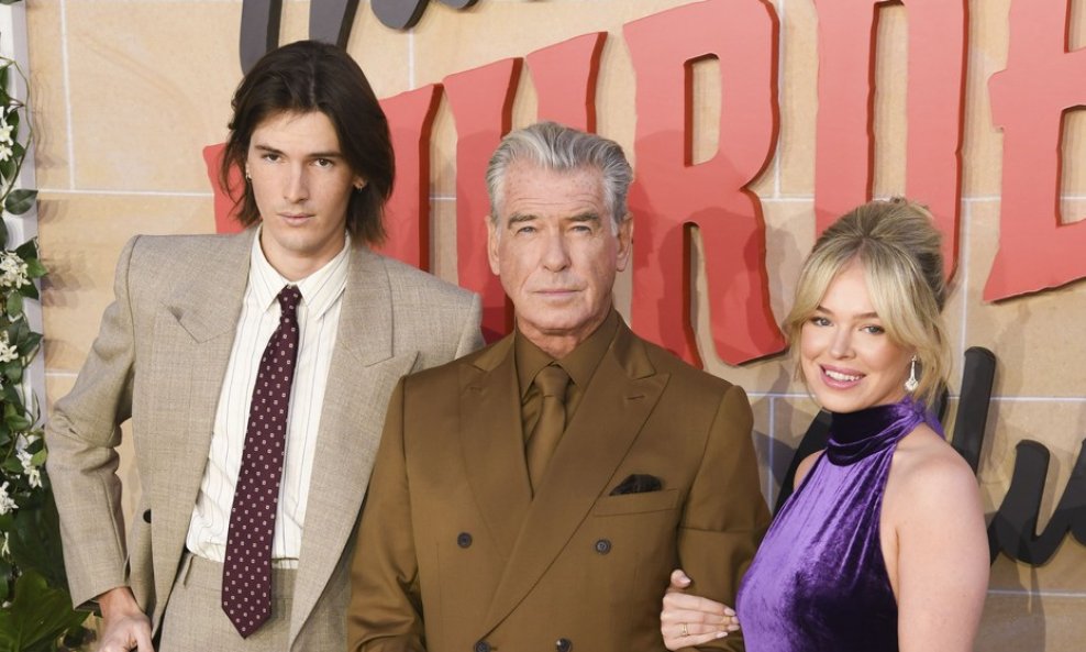 Pierce Brosnan sa sinom i unukom
