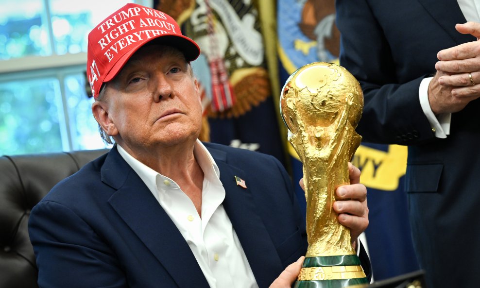 Donald Trump s peharom SP-a