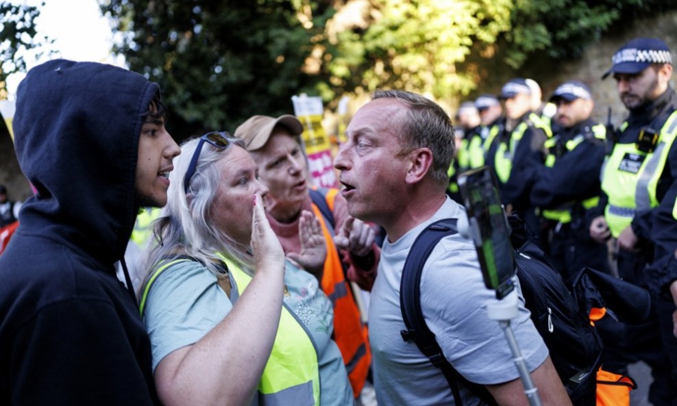 Sukob prosvjednika pro et contra migranata u Engleskoj