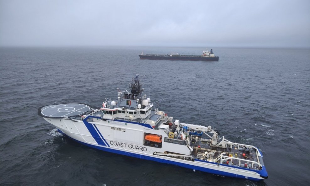 Finski stražarski brod i tanker Eagle S