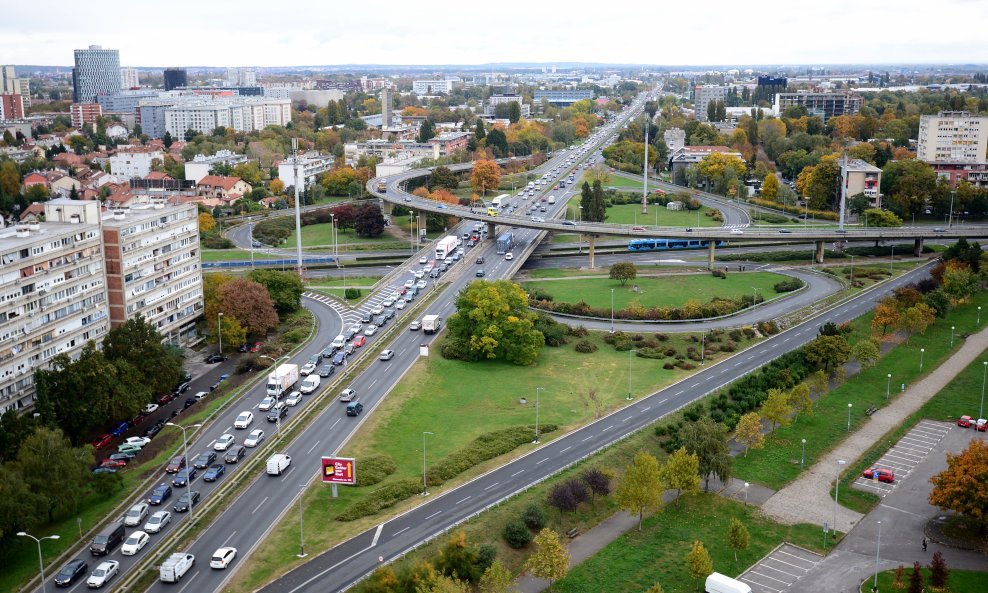 Stanari u Ulici Cvijete Zuzorić (lijevo) konačno će moći odahnuti