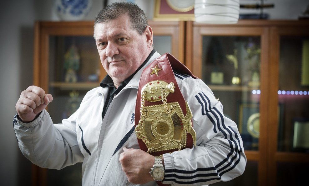 Branko Cikatić ( s pojasom)
