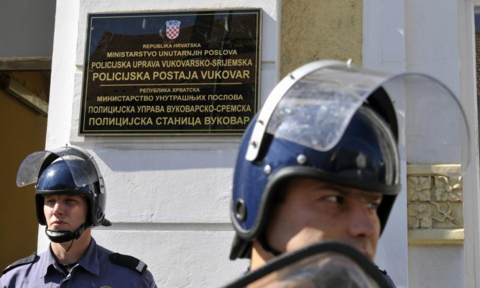 Dvojezična ploča na zgradi vukovarske policije