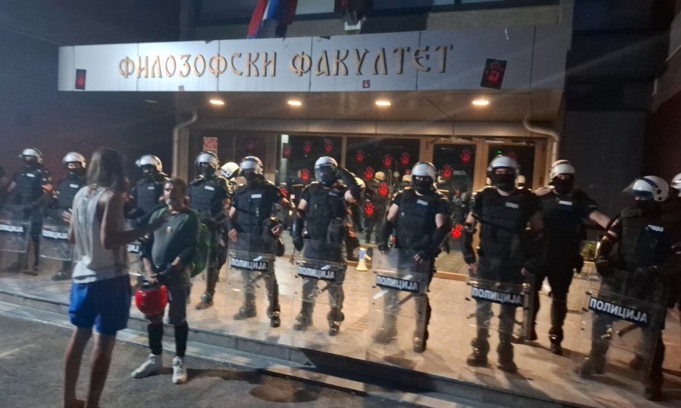 Policija ispred Filozofskog fakulteta u Novom Sadu