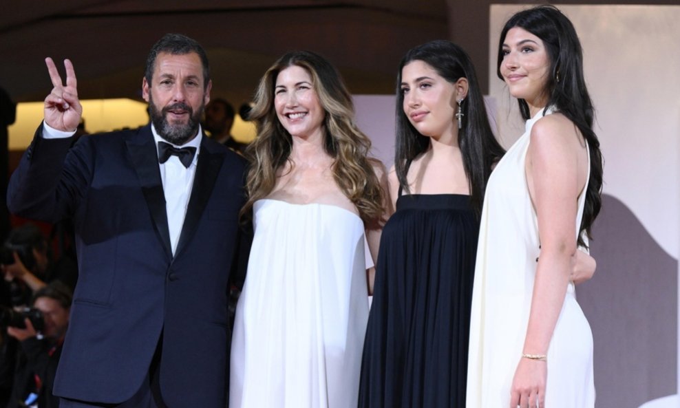 Adam Sandler sa suprugom Jackie i kćerima