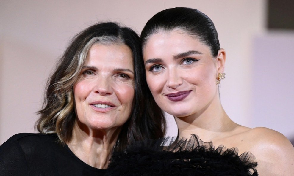 Ali i Eve Hewson