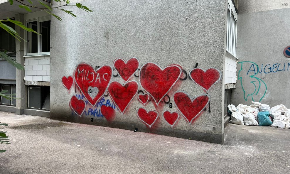 Srca preko grafita s porukom Jergoviću