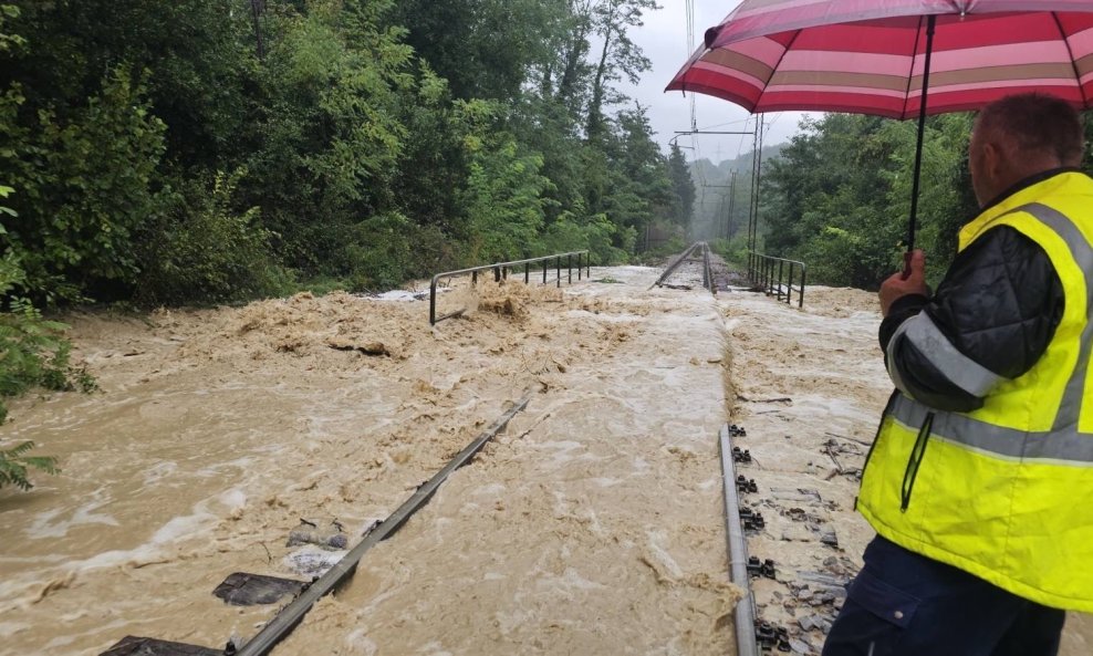 Bujica je zaustavila promet prugom