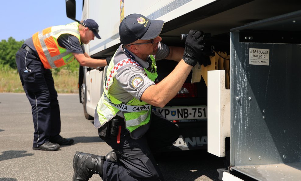 Policija provjerava kamion, ilustracija