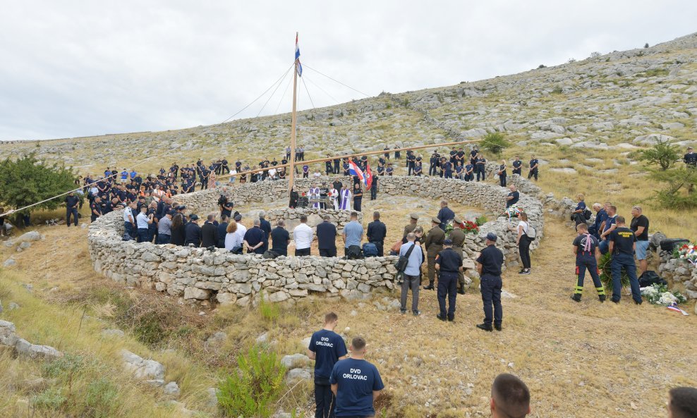 Kornatska tragedija najveća je nesreća u povijesti hrvatskog vatrogastva, a ovogodišnji program obilježavanja tragedije nosi naziv „6475 dana bez istine“.