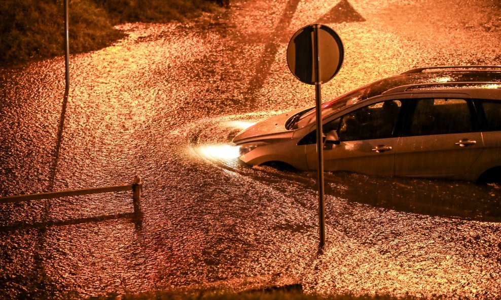 Pljusak u Zagrebu izazvao probleme u prometu, jer je ponovno poplavljen podvožnjak na Aleji Bologne