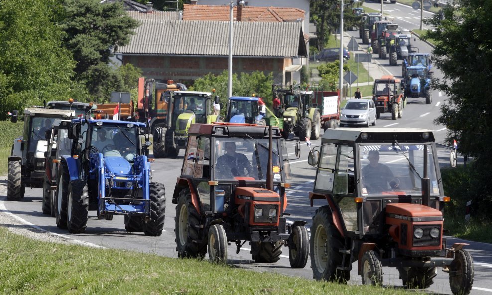 prosvjed seljaci traktori